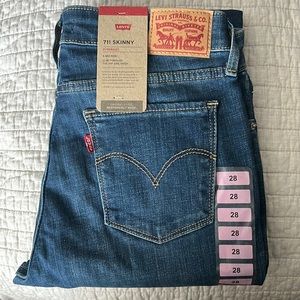 Levi’s 711 Skinny Hypersoft size 6 Medium W28 - L30
